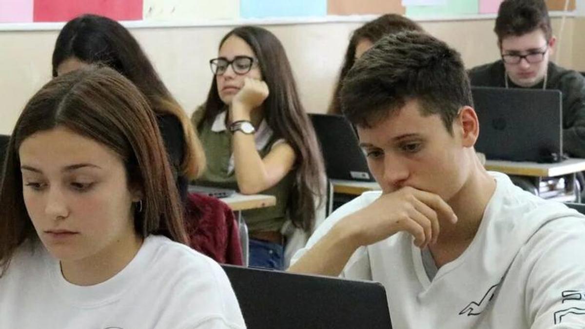 Uns estudiants fan les proves PISA en una escola de Martorell. | EL PERIÓDICO
