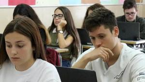 Uns estudiants fan les proves PISA en una escola de Martorell. | EL PERIÓDICO