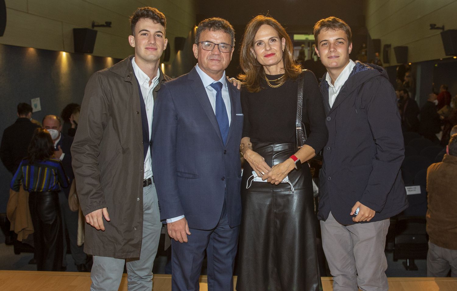 Toni Cabot presenta en el Club INFORMACIÓN el libro en el que plasma los perfiles de 40 personalidades de Alicante