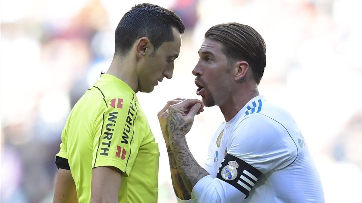 jmexposito41401774 real madrid s spanish defender sergio ramos  r  argues with 171223163556