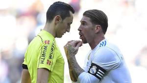 jmexposito41401774 real madrid s spanish defender sergio ramos  r  argues with 171223163556