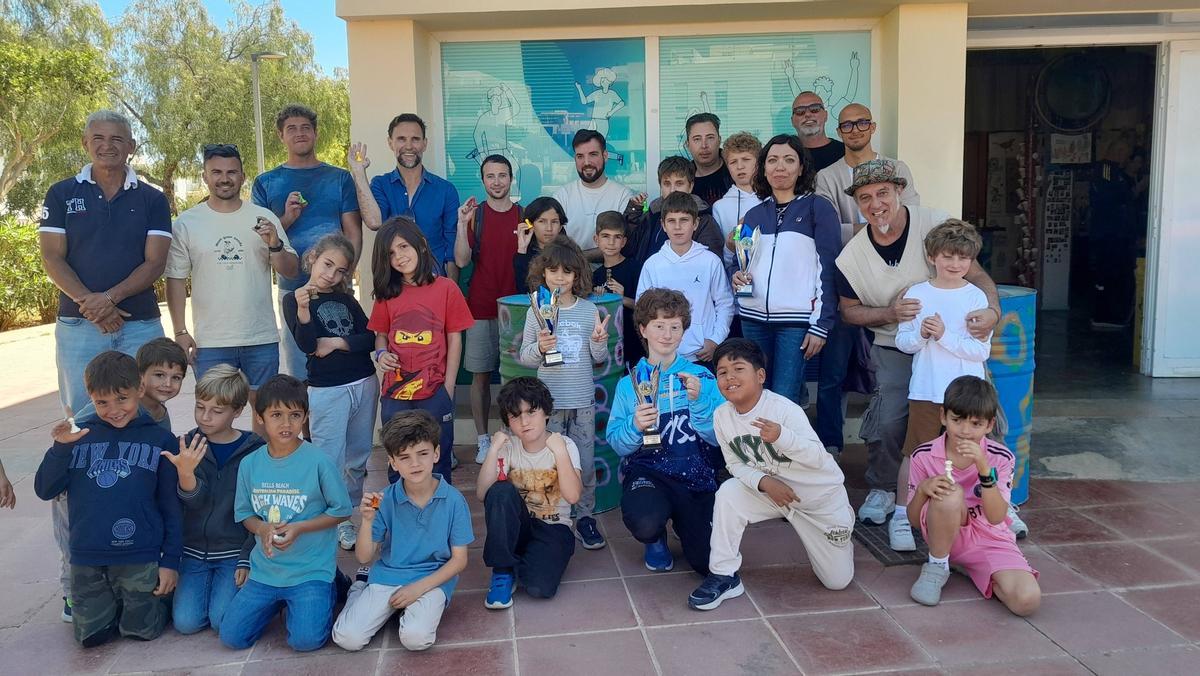 Los participantes del Open Popular Fiestas de Sant Jordi tras la entrega de premios