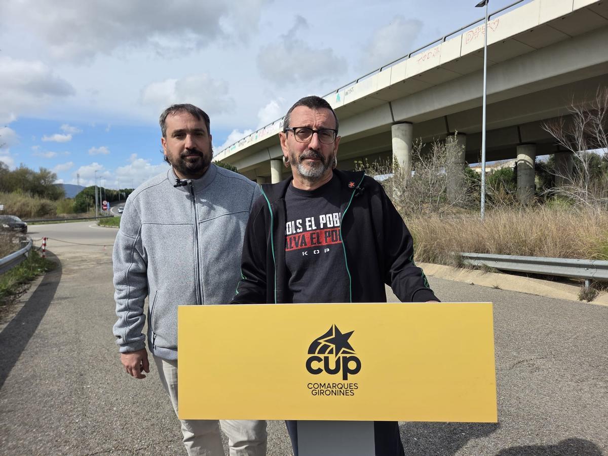 Dani Cornellà i Carles Estríngana, durant la compareixença de la CUP per defensar el tren-tram entre Blanes i Lloret i rebutjar una nova ampliació de la C-32