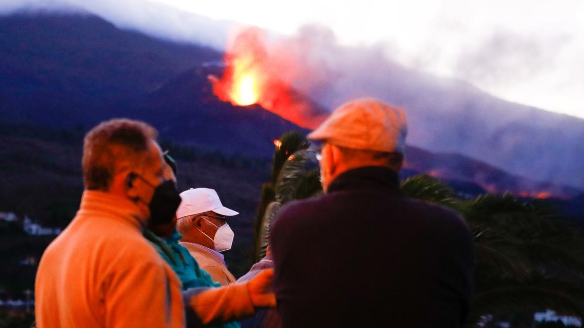 Un grupo de personas observan la erupción del volcán de La Palma.