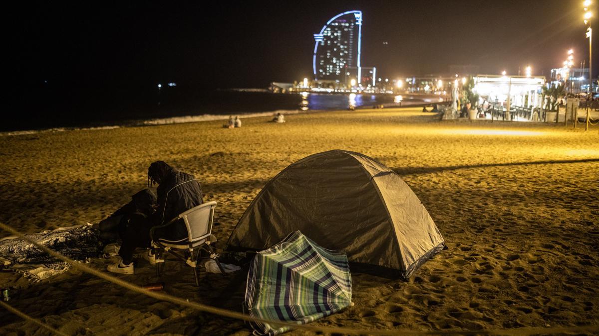 Noche de acampada en la playa de Barcelona, una práctica que no es exclusiva de los ’sin techo’. 