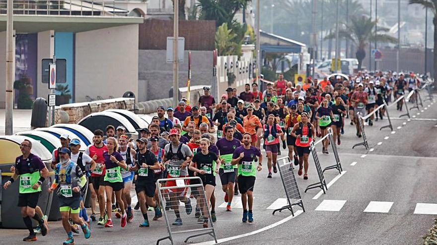 Foto del pelotón de participantes en el Ibiza Trail Maratón. | JUAN A. RIERA