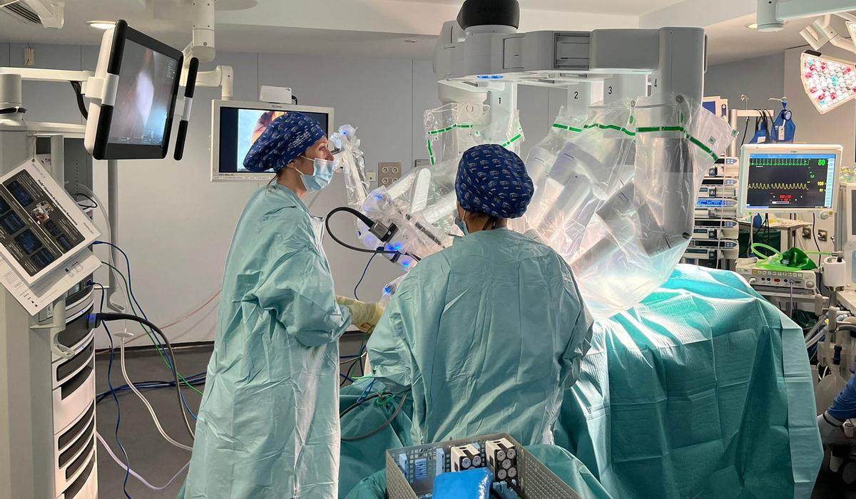 El sistema Da Vinci permite realizar operaciones menos invasivas y reducir complicaciones.