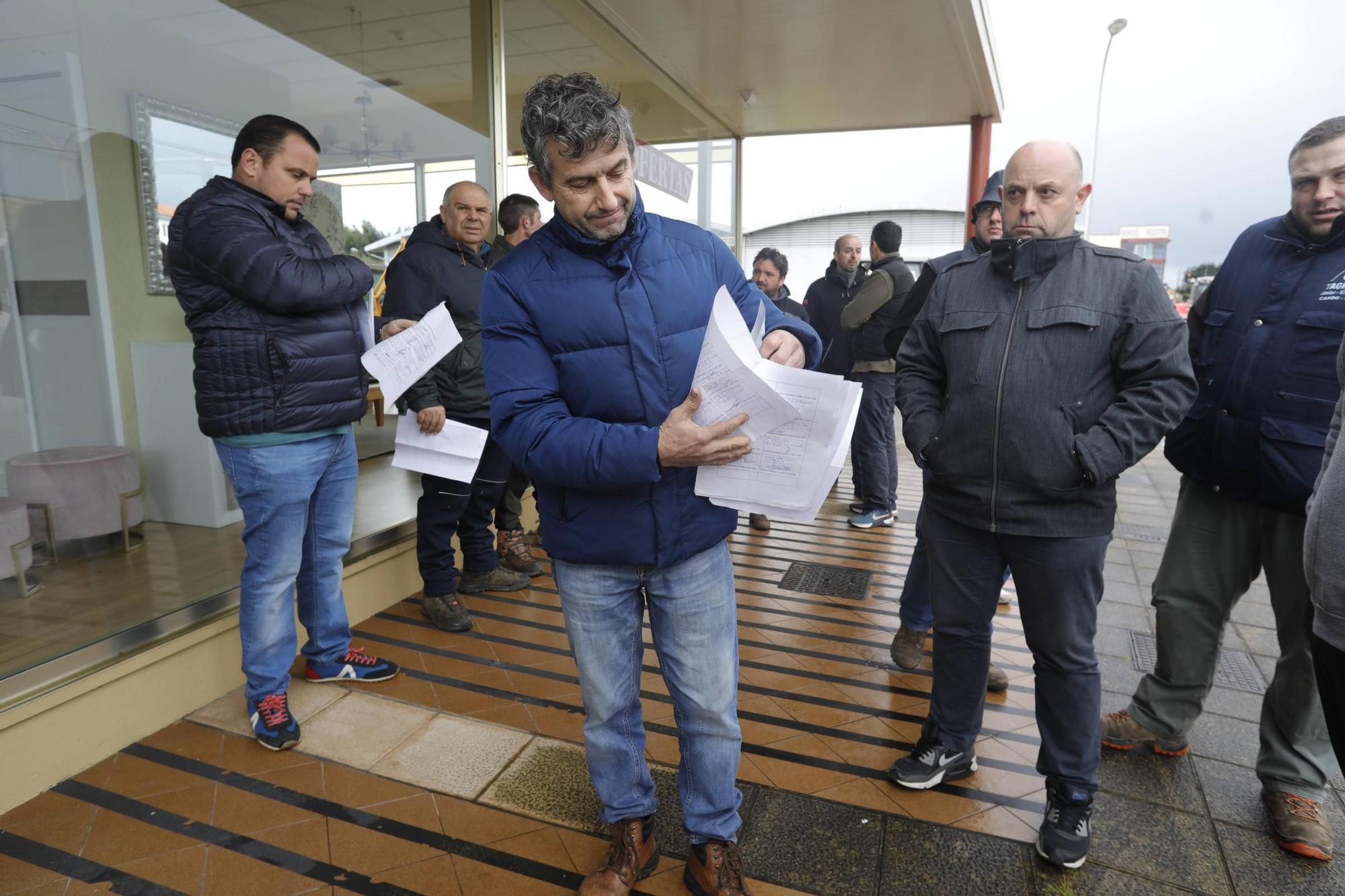 EN IMÁGENES: Los ganaderos toman con sus tractores la villa de Luanco