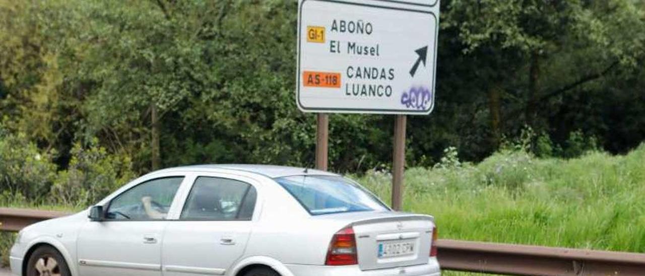 Estado, ayer, de la carretera que conecta Gijón con Carreño, repleta de baches.