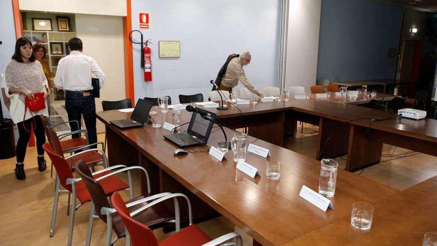 Los escasos asistentes al consejo de distrito de la zona centro de ayer dejan la sala ante el anuncio de que finalmente no se celebraría.