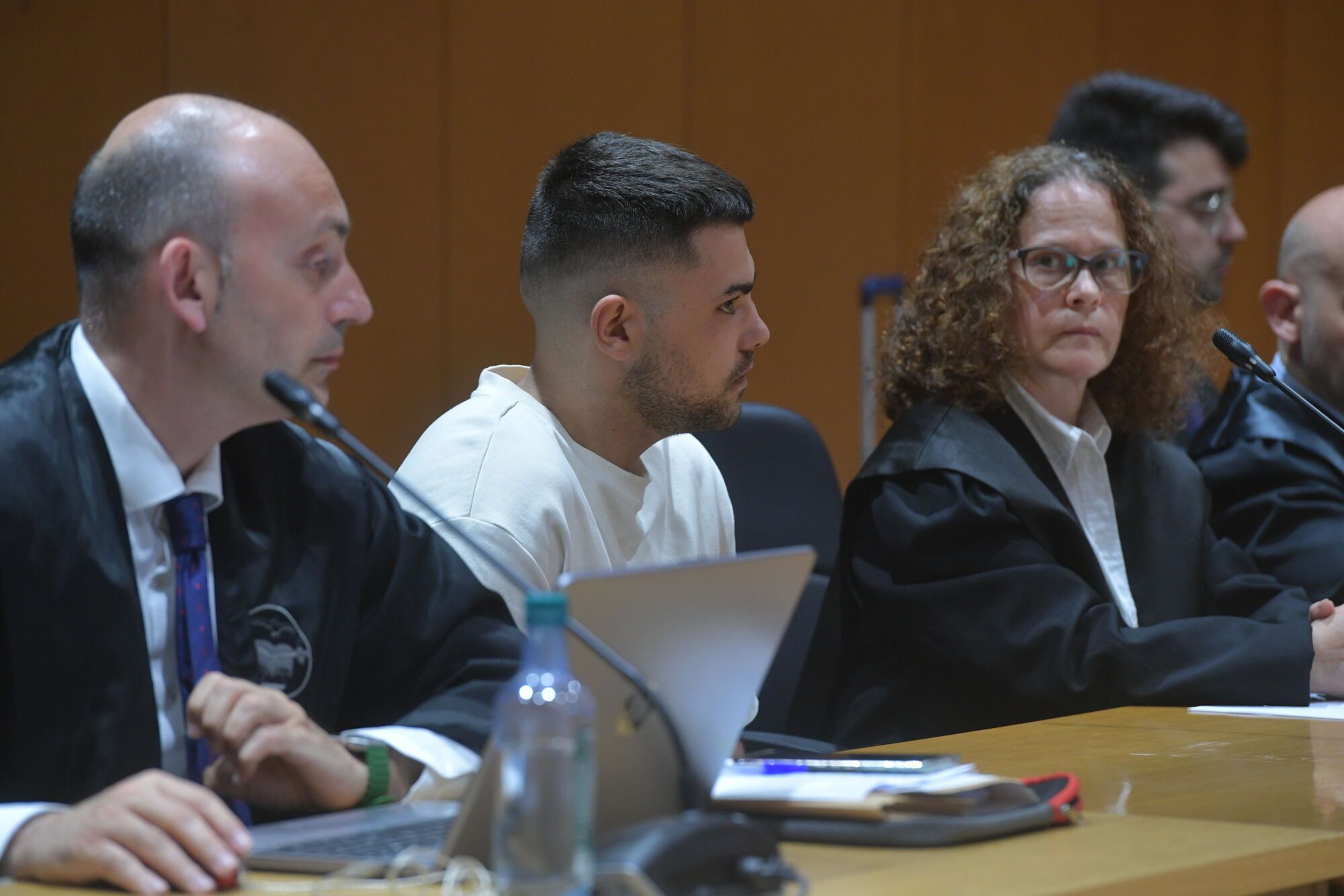 J. L. F., en el centro con camiseta blanca, durante el juicio por la muerte de Yoel Quispe.
