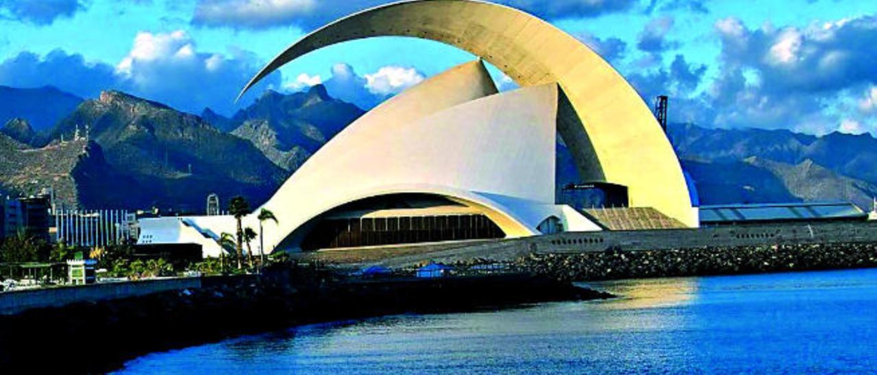 Dos auditorios: un edificio en Gran Canaria, una escultura en Tenerife