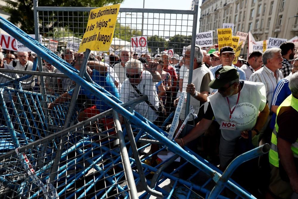 Protesta de los pensionistas delante del Congreso