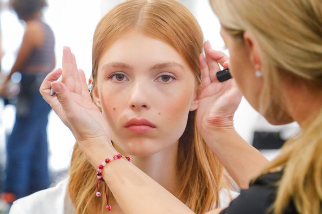 Modelo con ojeras en el backstage de Blumarine