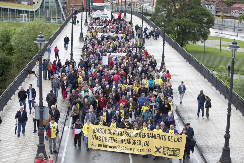 Manifestación contra los retrasos en las obras de soterramiento en Langreo