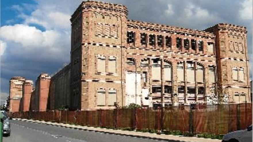 Imatge de l&#039;única nau que queda dempeus de l&#039;antic complex de la Fàbrica Nova de Manresa