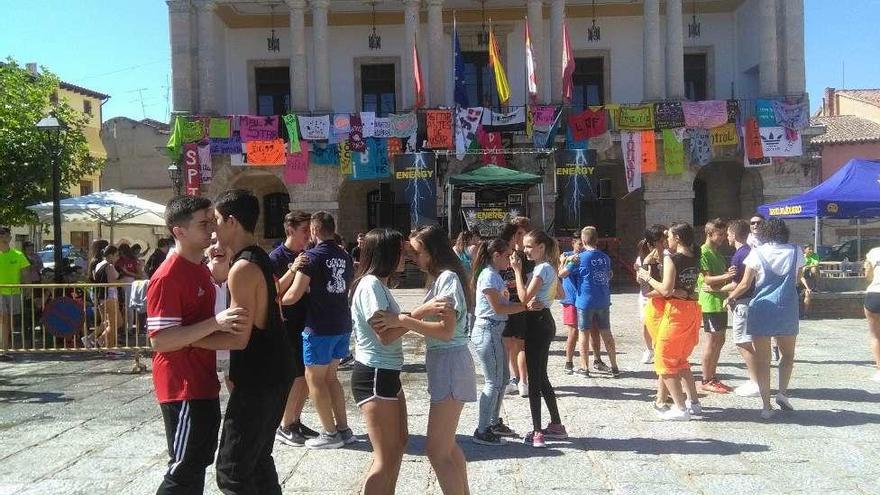 Las peñas se divierten con juegos tradicionales y compiten por elaborar la mejor paella