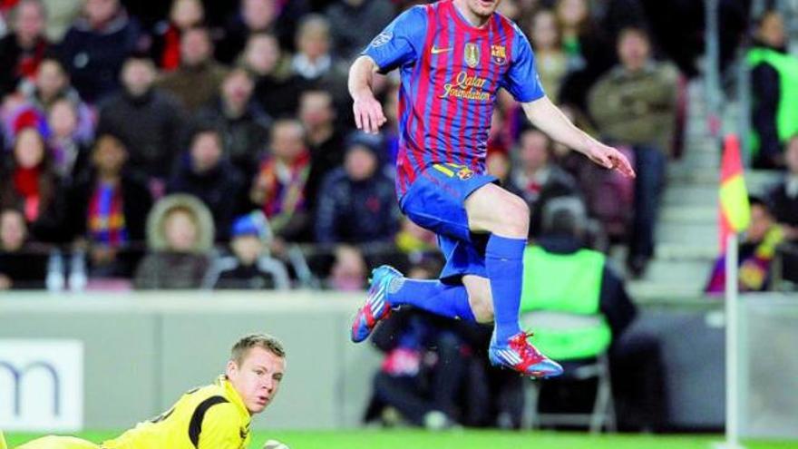 Messi, en el momento de marcar su cuarto gol ayer, el quinto del Barça, aprovechando el fallo del guardameta Leno.