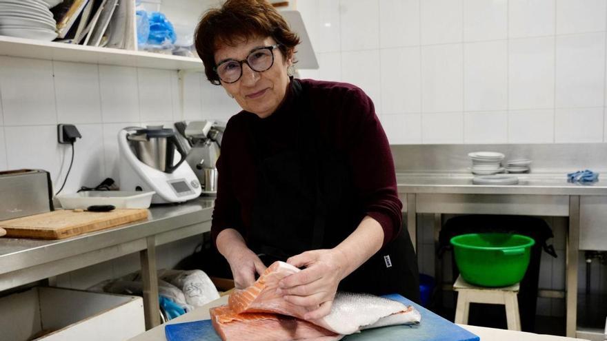 Pilar Porto, en plena preparación del salmón en la cocina de La Bombilla. | Bernabé