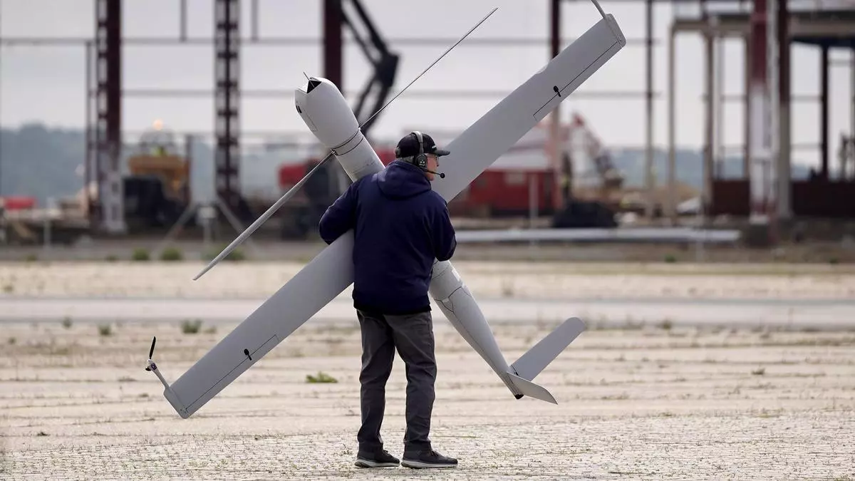 Defensa prueba drones guardianes y rastreadores para multiplicar la capacidad de sus helicópteros