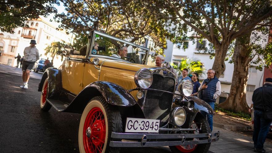 Exhibición de coches antiguos en el parque García Sanabria