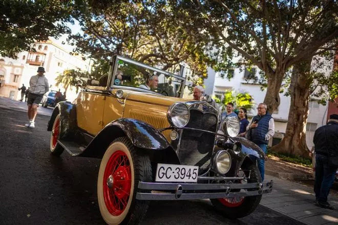 Exhibición de coches antiguos en el parque García Sanabria