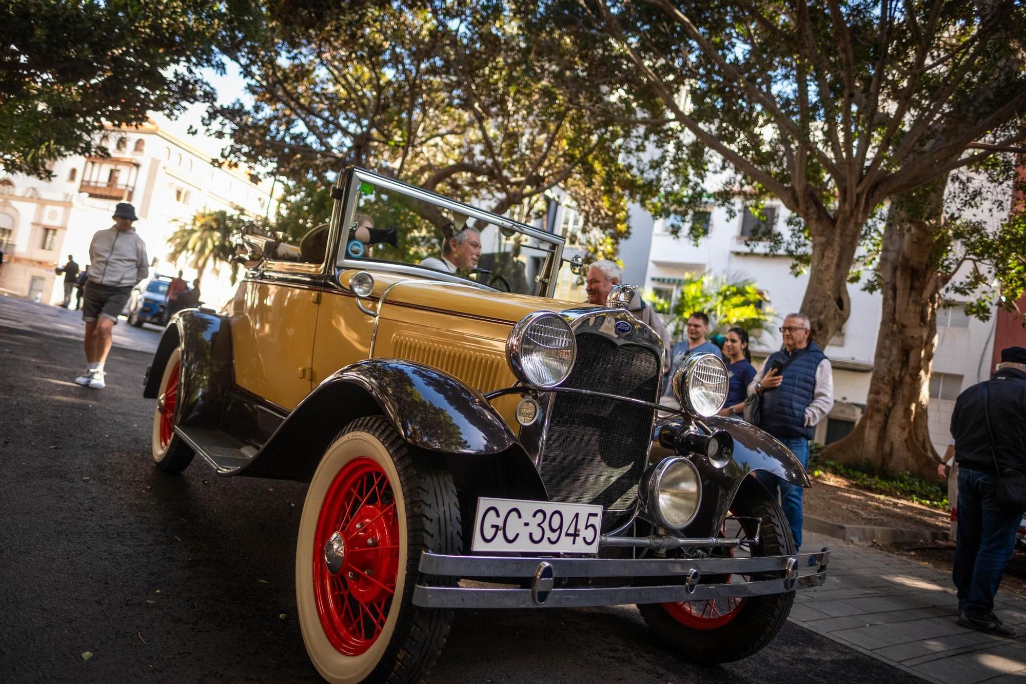 Exhibición de coches antiguos en el parque García Sanabria
