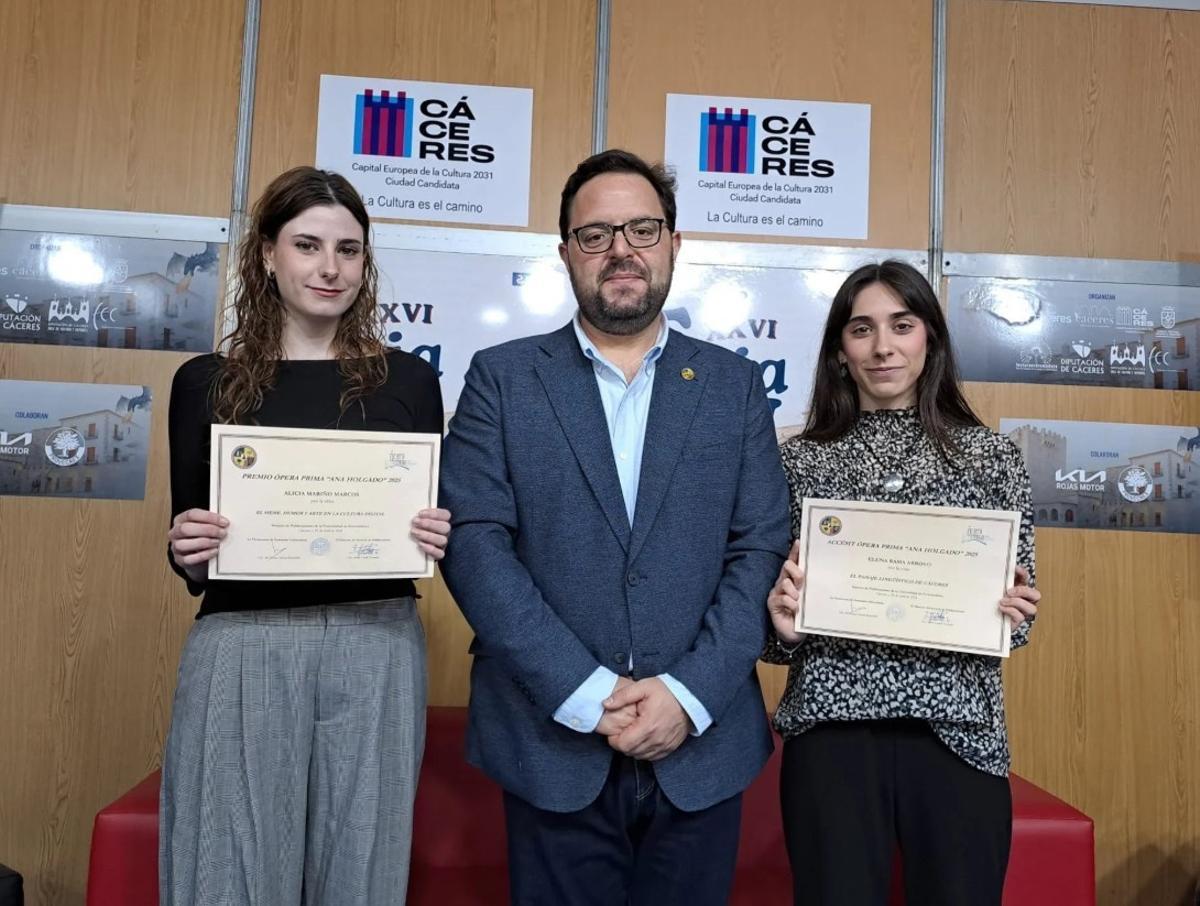 Alicia Mariño, Elena Rama y Jesús Conde tras el anuncio del Premio Ópera Prima de la UEx