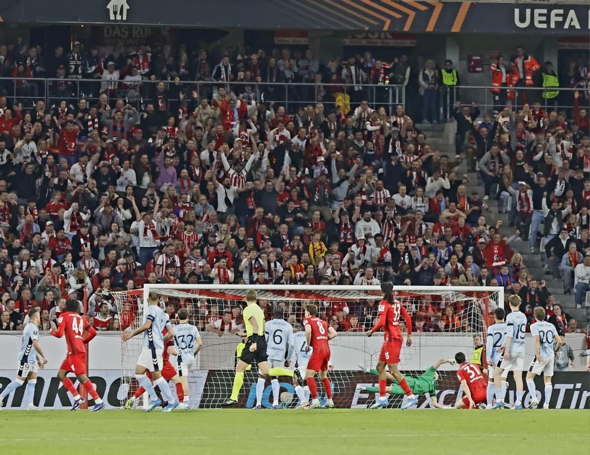 Una imagen del duelo en el Europa-Park Stadion.