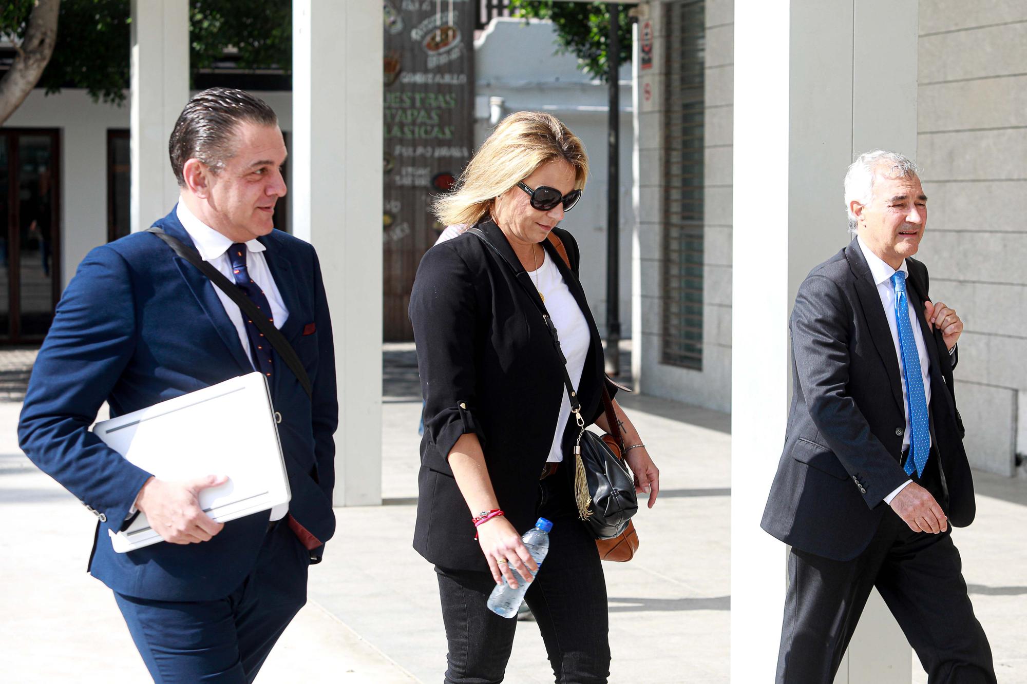 Todas las fotos del aplazamiento de las declaraciones del presidente y la interventora del Consell de Ibiza