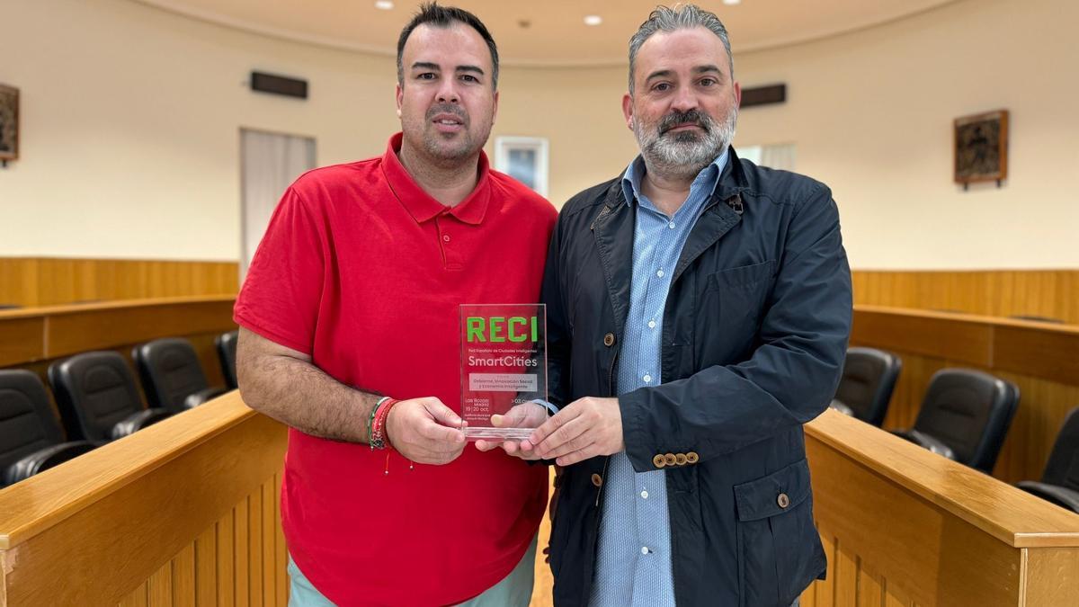 El concejal de Smart City, Lucas Jodar y el Teniente Alcalde de Innovación, José Manuel Mora con el premio al Ayuntamiento de Paterna
