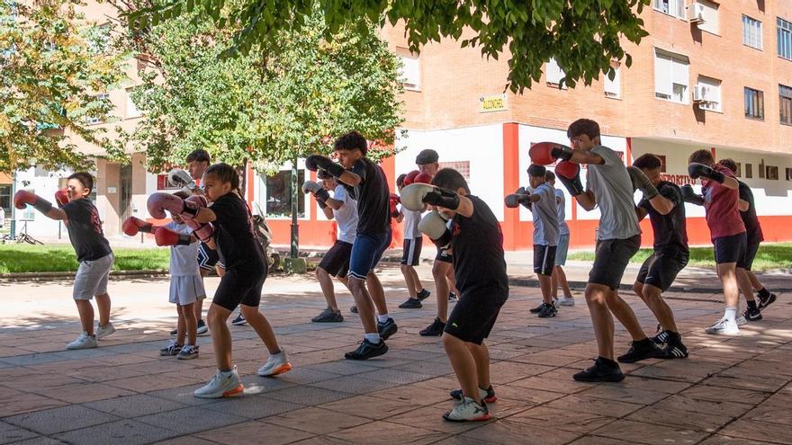 Los alumnos entrenando en la calle.