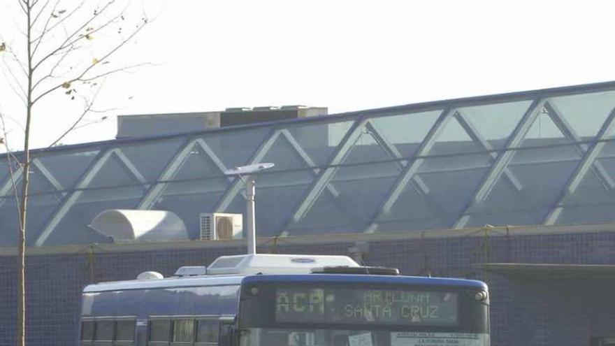 Un autobús metropolitano entre A Coruña y Santa Cruz.