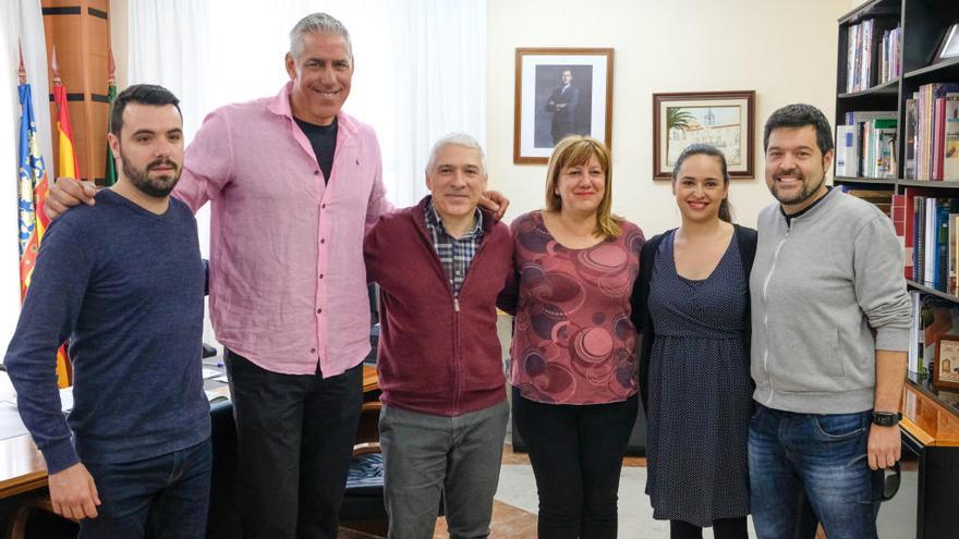 Arlauckas en el Ayuntamiento junto a las autoridades.