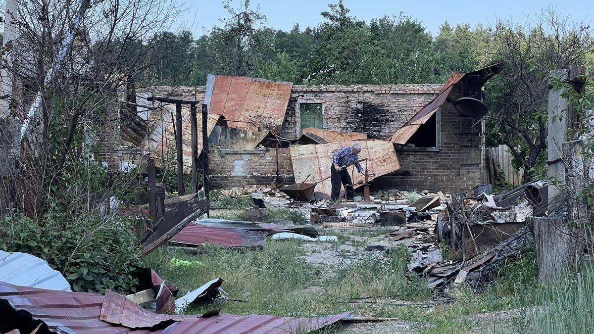 Sergii Zavadskyi, junto a sus pertenencias destruidas en Moschun (Ucrania).