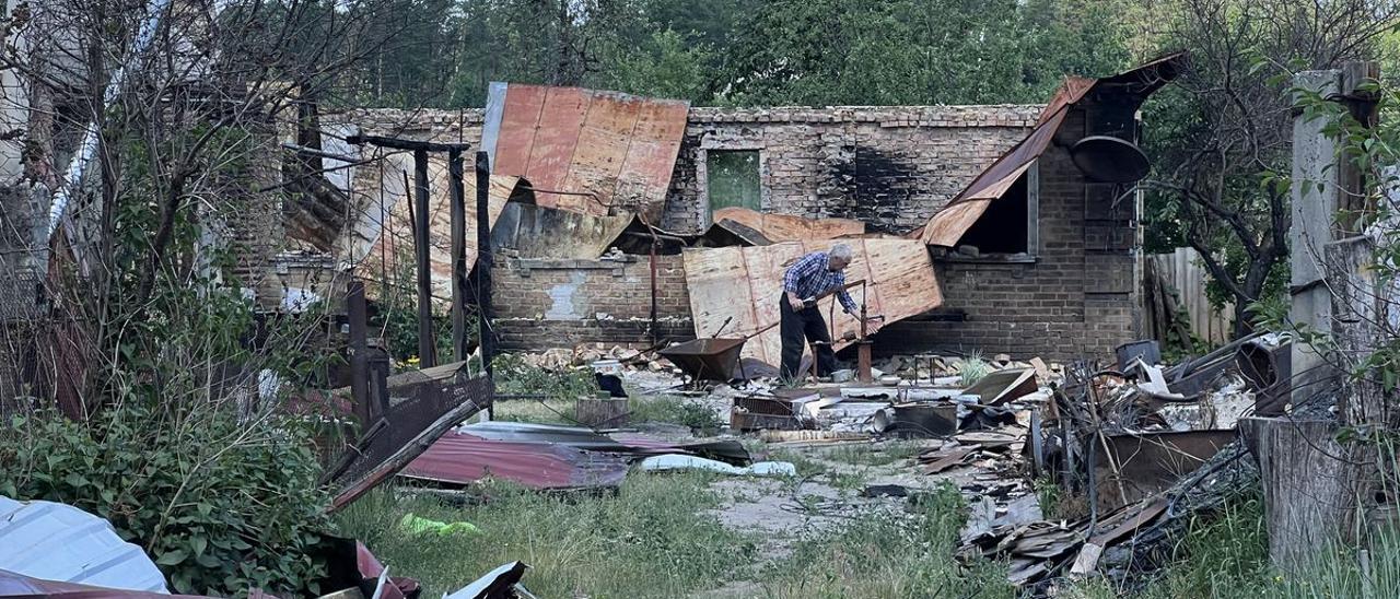 Sergii Zavadskyi, junto a sus pertenencias destruidas en Moschun (Ucrania).