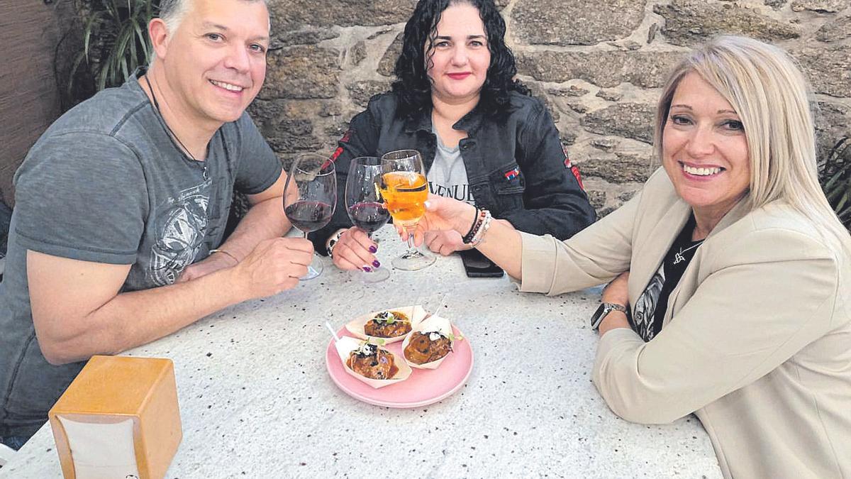 O mal tempo non evitou que as persoas asistentes gozaran dos pinchos da ruta.