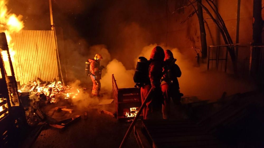 Incendio en una nave de maderas en Alaquàs