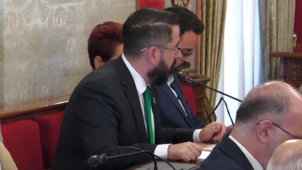 Mario Ortolá durante su discurso xenófobo en el Debate sobre el Estado de la Ciudad