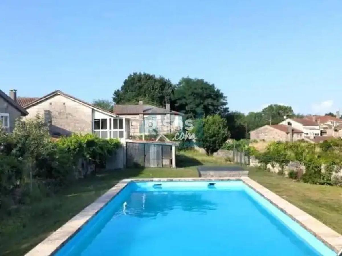 Algunas imágenes del chalet con piscina a la venta en Coles Algunas imágenes del chalet con piscina a la venta en Coles