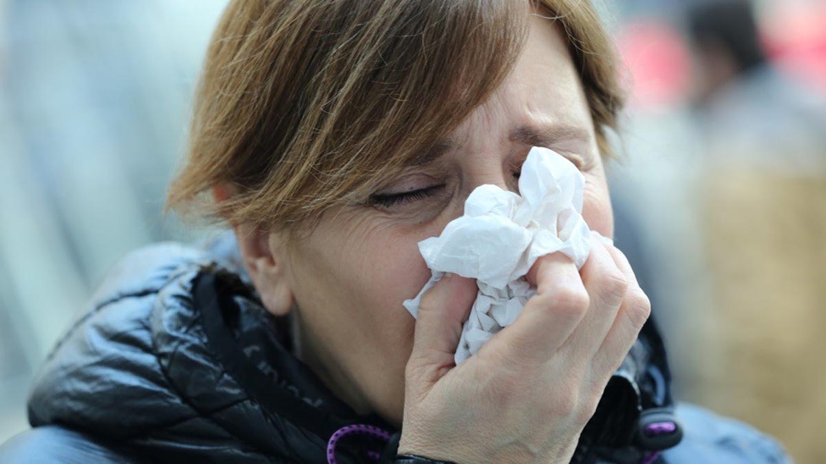 Gripe, resfriado, constipado, constiparse, mujer tosiendo, toser, tos