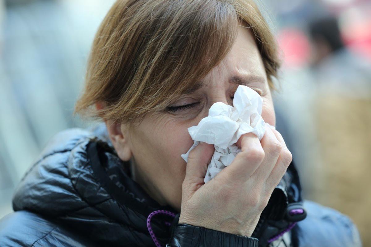 Archivo - Gripe, resfriado, constipado, constiparse, mujer tosiendo, toser, tos