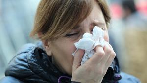 Archivo - Gripe, resfriado, constipado, constiparse, mujer tosiendo, toser, tos