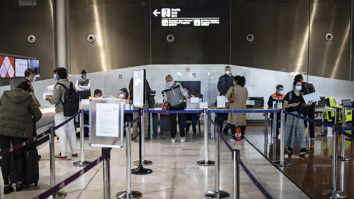 Viajeros se hacen PCR en el aeropuerto de París.