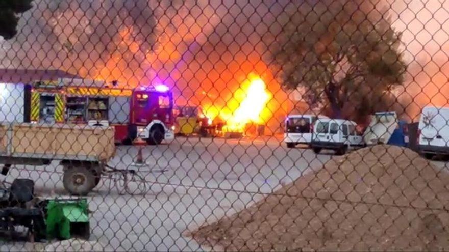 Un incendio con 10 focos en Mérida obliga a desalojar la perrera