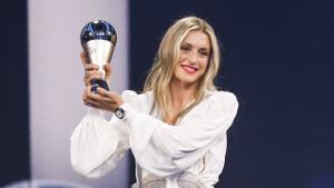 Alexia Putellas con el premio a la mejor jugadora en la gala  de los premios The Best FIFA 2023 celebrados en París