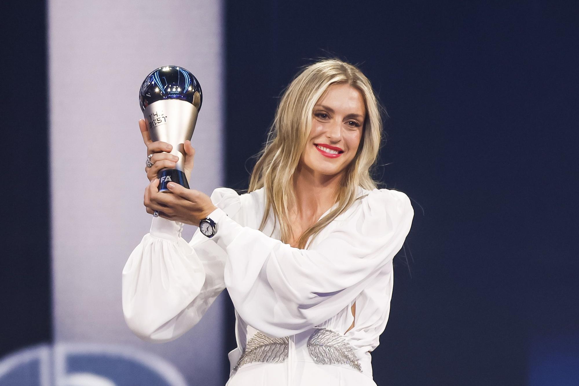 Alexia Putellas con el premio a la mejor jugadora en la gala  de los premios The Best FIFA 2023 celebrados en París