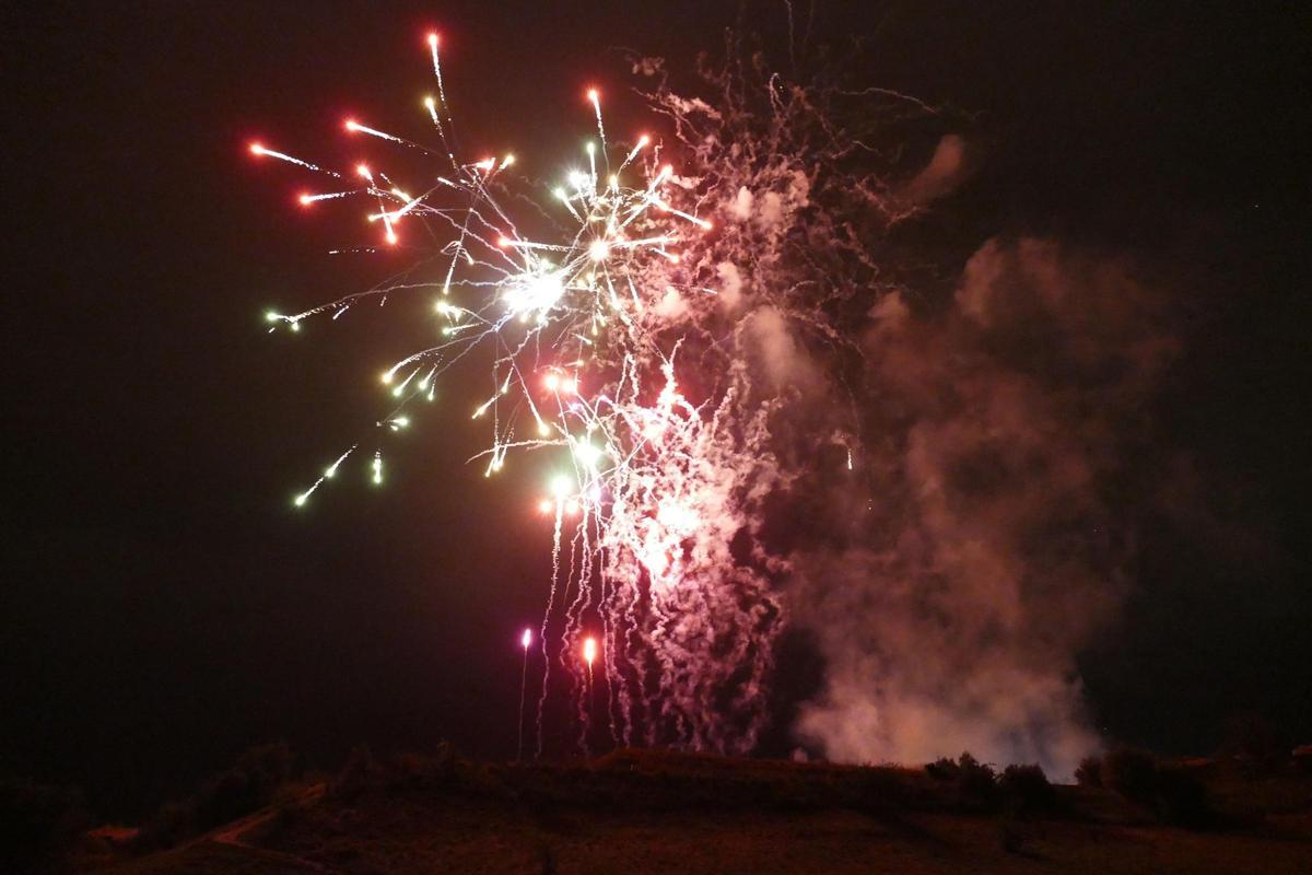 EN IMATGES | El castell de focs de Santa Creu retorna al Castell de Sant Ferran EN IMATGES | El castell de focs de Santa Creu retorna al Castell de Sant Ferran