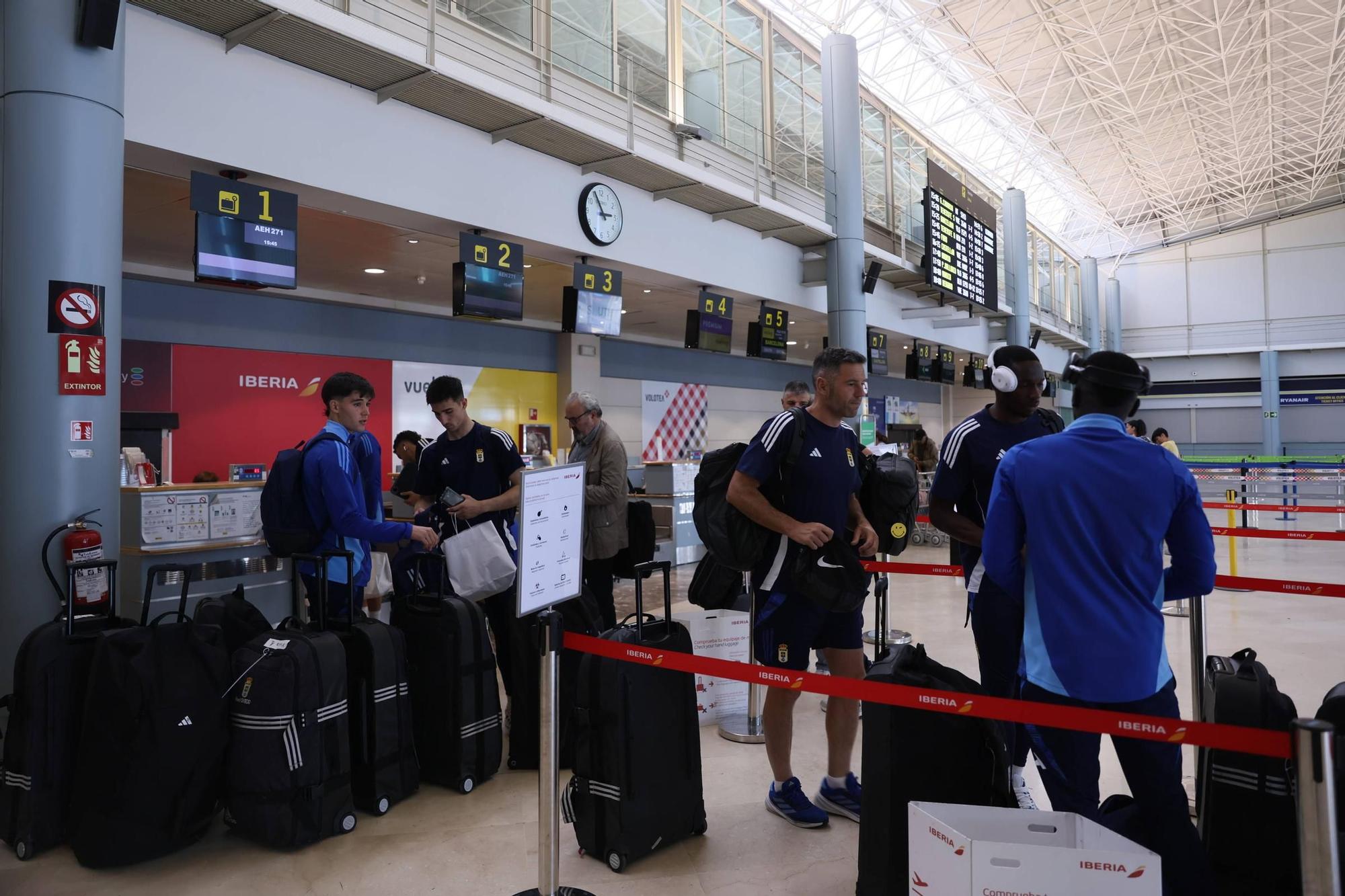 En imágenes: así fue la despedida de la afición azul al Real Oviedo en el Aeropuerto de Asturias