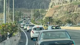 El vuelco de un coche a la altura de La Laja colapsa la autopista en dirección a Las Palmas de Gran Canaria